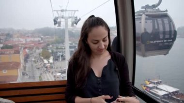 Gaia 'nın teleferik yolu Porto şehrinde popüler bir deneyimdir. Seyahat görüntüleri.