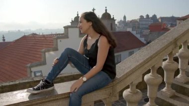 Porto 'daki genç kadın Gaia' nın teleferik teleferiğine biniyor. Seyahat görüntüleri.