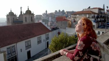 Porto 'nun tarihi bölgesinde genç ve mutlu bir kadın. Seyahat görüntüleri.