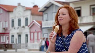 Portekiz 'in Costa Nova köyündeki güzel kadın - seyahat görüntüleri