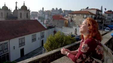 Porto 'daki genç kadın Gaia' nın teleferik teleferiğine biniyor. Seyahat görüntüleri.