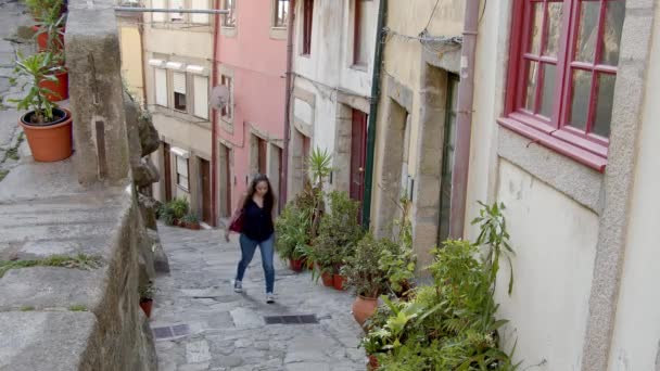 Прогулюючись Історичному Району Порту Португалія — стокове відео