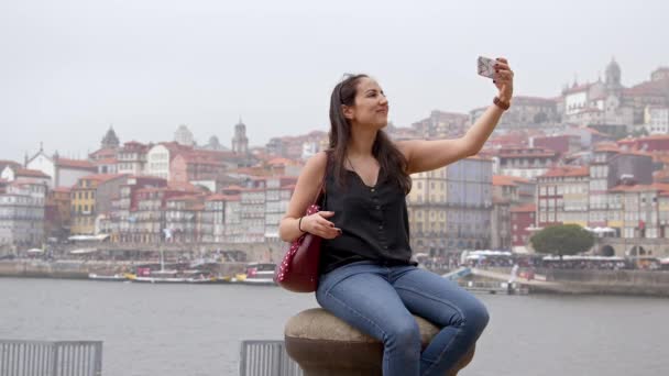 Ung Kvinna Tar Selfies Staden Porto Portugal — Stockvideo