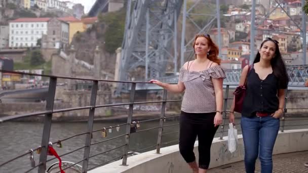 Дві Жінки Подорожують Порту Португалія — стокове відео