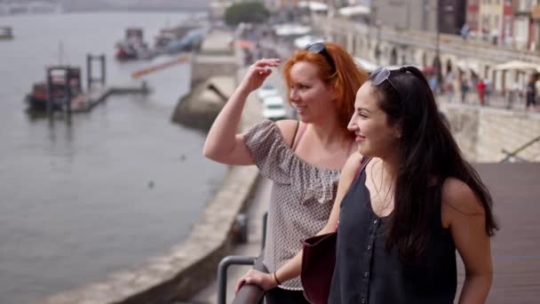 Dos Mujeres Viaje Turístico Oporto Portugal — Vídeos de Stock