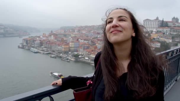 Χαριτωμένο Κορίτσι Στην Πόλη Του Πόρτο Στην Πορτογαλία — Αρχείο Βίντεο