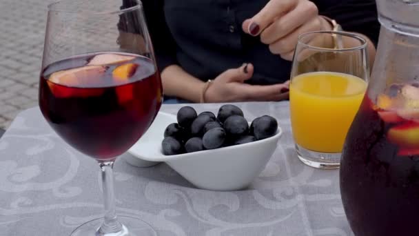 Oliven Und Wein Einem Straßenrestaurant Portugal — Stockvideo