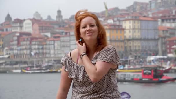 Νεαρή Γυναίκα Ταξιδεύει Στο Πόρτο Για Αξιοθέατα Στην Πορτογαλία — Αρχείο Βίντεο