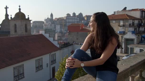 Молодая Женщина Едет Порту Осмотра Достопримечательностей Португалии — стоковое видео