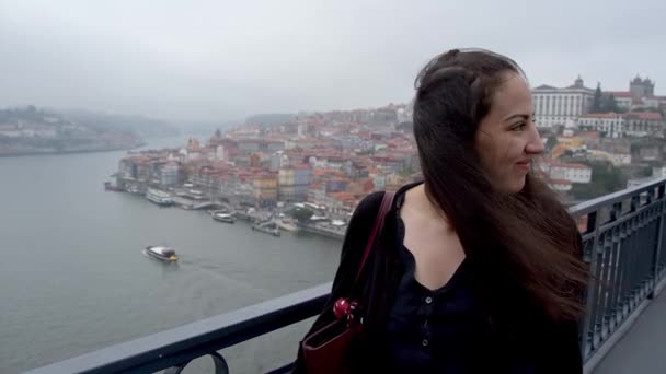 Νεαρή Γυναίκα Ταξιδεύει Στο Πόρτο Για Αξιοθέατα Στην Πορτογαλία — Αρχείο Βίντεο
