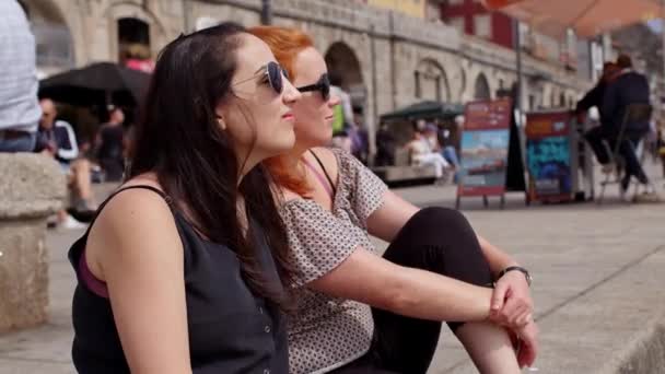 Δύο Κορίτσια Εξερευνήσουν Την Πόλη Του Πόρτο Στην Πορτογαλία Ταξιδιωτικό — Αρχείο Βίντεο