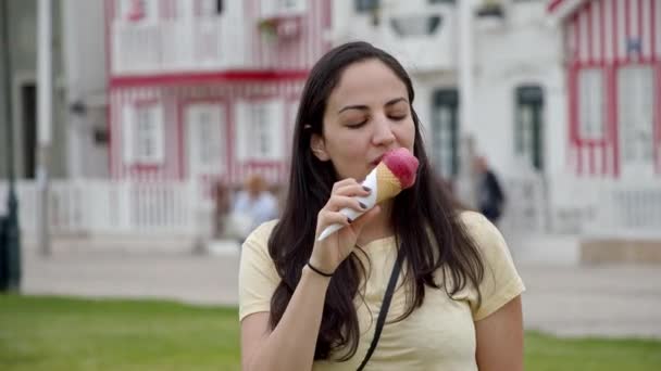 ポルトガルでの夏休みにアイスクリームを食べる 旅行映像 — ストック動画