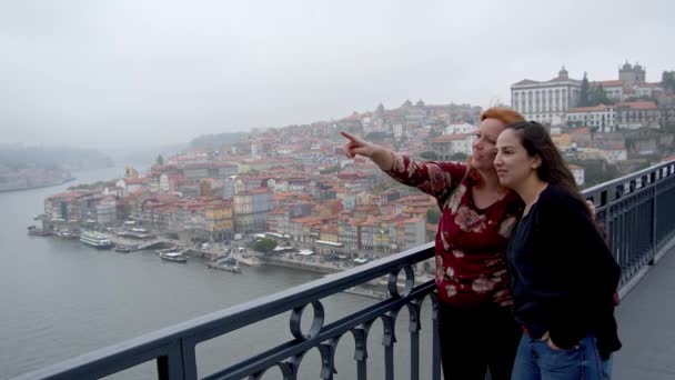 ポルトガルのポルトへの観光旅行中の2人の女性 旅行映像 — ストック動画