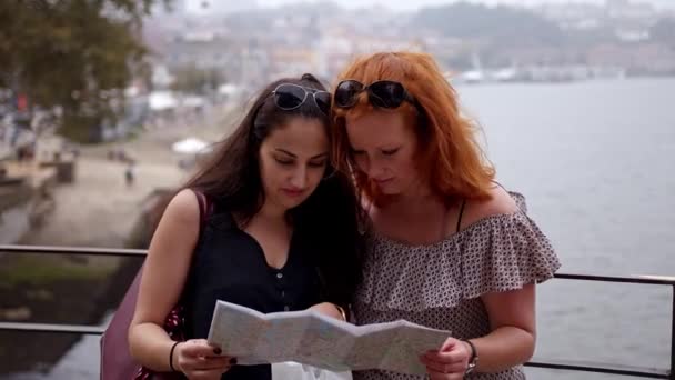 Twee Meisjes Controleren Bestemmingen Een Kaart Reisbeelden — Stockvideo