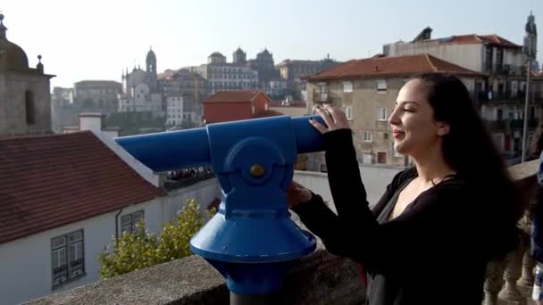 Mujer Joven Explora Los Alrededores Través Catalejo Imágenes Viaje — Vídeo de stock