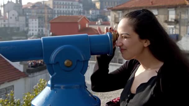 年轻女子前往葡萄牙波尔图观光 旅行录像 — 图库视频影像