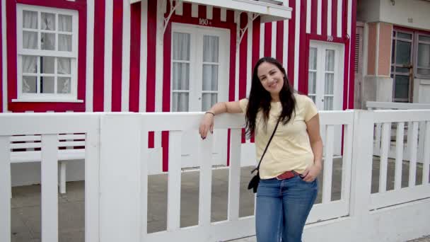 Hermosa Mujer Pueblo Costa Nova Portugal Imágenes Viaje — Vídeos de Stock