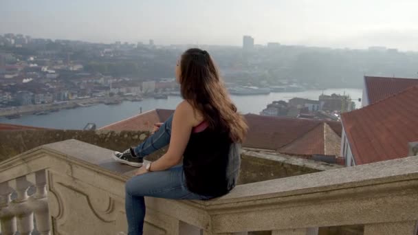 Mujer Joven Sobre Los Tejados Oporto Portugal Imágenes Viaje — Vídeo de stock