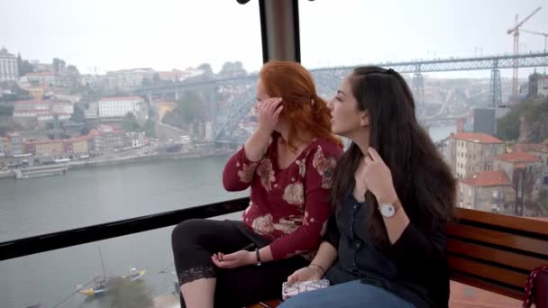 ポルトの街のガイアのテレフォニーケーブルカーの観光客 旅行映像 — ストック動画