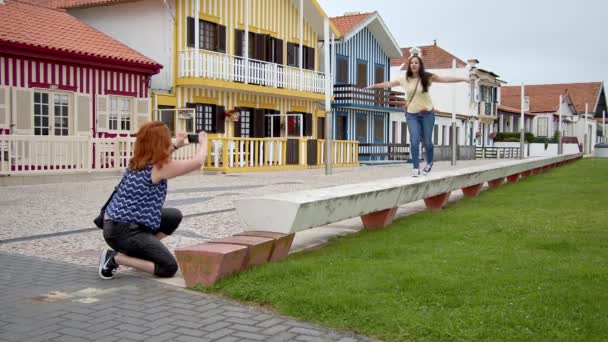 Zwei Freunde Besuchen Das Dorf Costa Nova Portugal Reiseaufnahmen — Stockvideo
