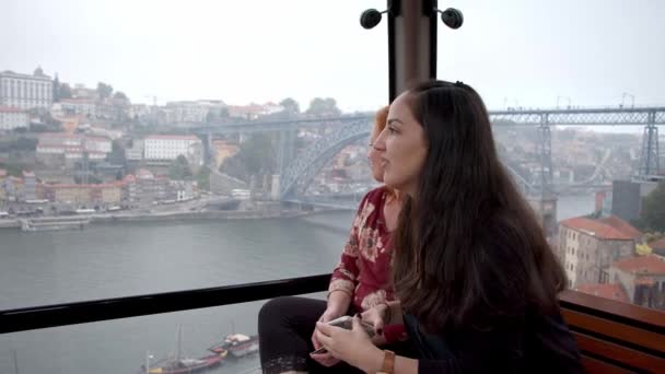 ガイアのテレフェリーロープウェイはポルト市内で人気の経験 旅行映像 — ストック動画