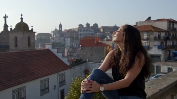 Mujer Joven Oporto Monta Teleférico Teleférico Gaia Imágenes Viaje — Vídeo de stock