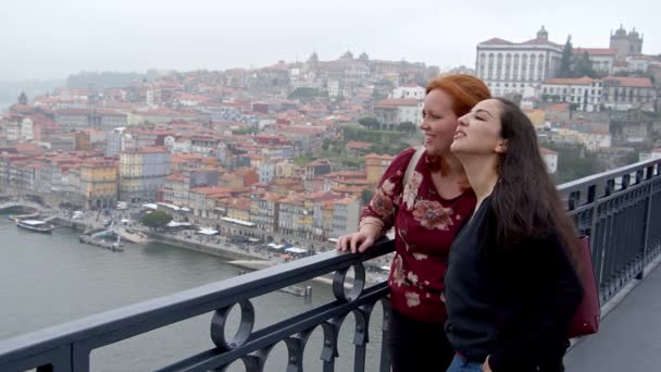 Twee Vrouwen Sightseeing Reis Naar Porto Portugal Reisbeelden — Stockvideo