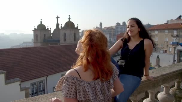 具有历史意义的波尔图地区的两名年轻妇女 旅行录像 — 图库视频影像