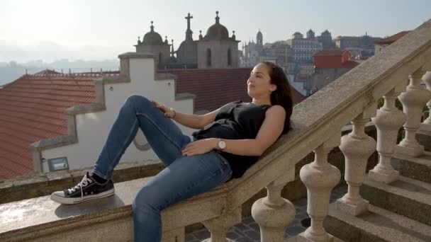 Mujer Joven Sobre Los Tejados Oporto Portugal Imágenes Viaje — Vídeos de Stock