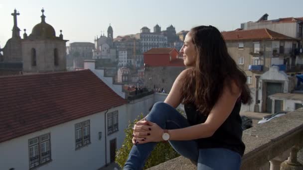 Jovem Uma Mulher Feliz Bairro Histórico Porto Imagens Viagem — Vídeo de Stock