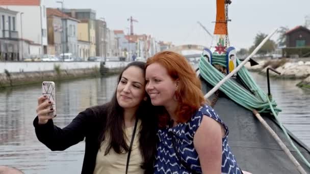 Duas Jovens Mulheres Cidade Aveiro Portugal Imagens Viagem — Vídeo de Stock