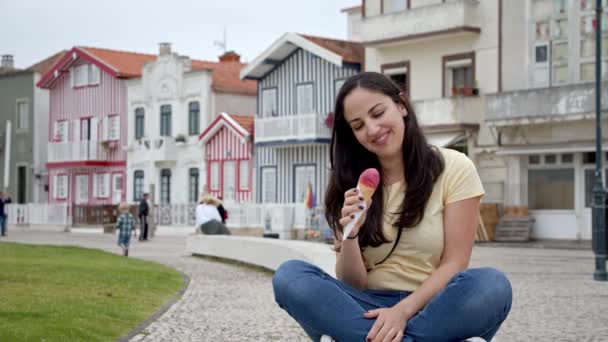 Hermosa Mujer Pueblo Costa Nova Portugal Imágenes Viaje — Vídeo de stock