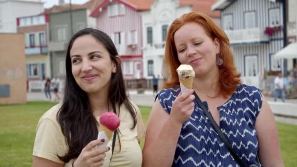 Mangiare Gelato Durante Vacanze Estive Portogallo Riprese Viaggio — Video Stock