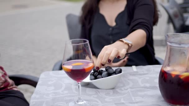 Jovem Come Azeitonas Restaurante Rua Filmagens Viagem — Vídeo de Stock