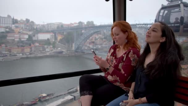 Zwei Frauen Auf Einer Sightseeing Reise Nach Porto Portugal Reiseaufnahmen — Stockvideo