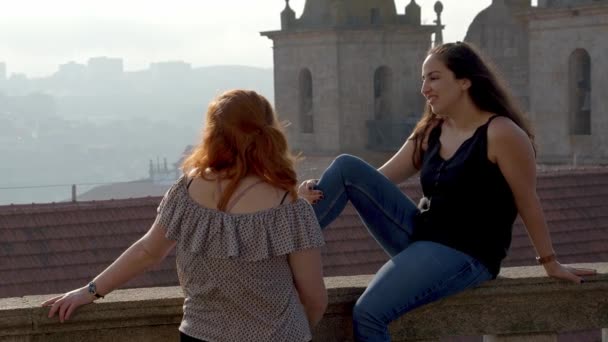 Twee Jonge Vrouwen Historische Wijk Porto Reisbeelden — Stockvideo