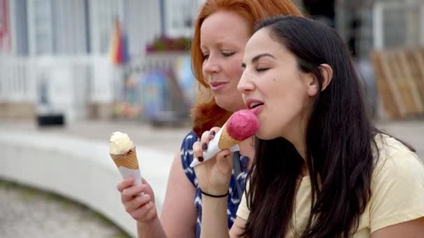 Mangiare Gelato Durante Vacanze Estive Portogallo Riprese Viaggio — Video Stock