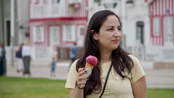 Χαριτωμένο Κορίτσι Τρώει Παγωτό Καλοκαίρι Ταξιδιωτικό Υλικό — Αρχείο Βίντεο