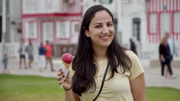 かわいい女の子は夏にアイスクリームを食べる 旅行映像 — ストック動画