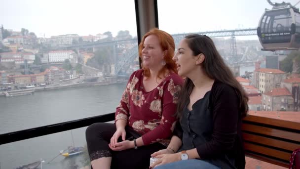 ポルトの街のガイアのテレフォニーケーブルカーの観光客 旅行映像 — ストック動画