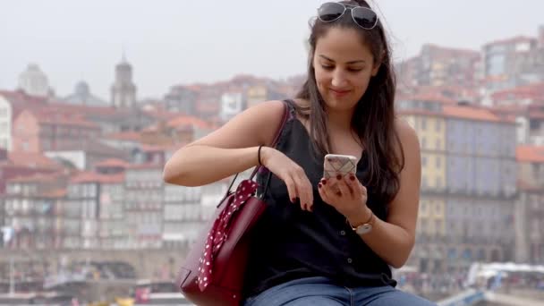 Piękna Dziewczyna Przed Panoramą Porto Portugalii Zdjęcia Podróży — Wideo stockowe