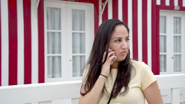 Νεαρή Γυναίκα Δέχεται Ένα Τηλεφώνημα Ταξιδιωτικό Υλικό — Αρχείο Βίντεο