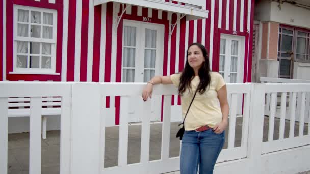 Młoda Kobieta Przed Kolorowymi Domami Costa Nova Portugalii Zdjęcia Wakacji — Wideo stockowe