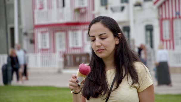 Τρώγοντας Παγωτό Στις Καλοκαιρινές Διακοπές Στην Πορτογαλία Ταξιδιωτικά Πλάνα — Αρχείο Βίντεο