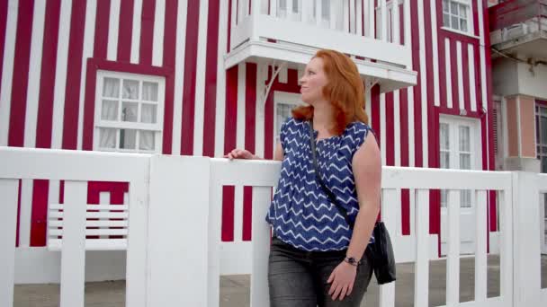 Jeune Femme Devant Les Maisons Colorées Costa Nova Portugal Séquences — Video