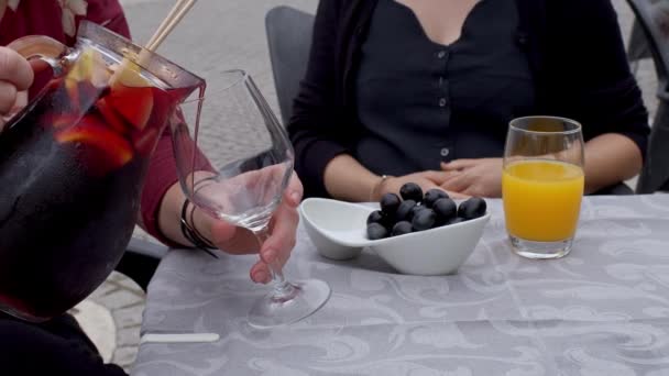 Olijven Wijn Een Straatrestaurant Portugal Reisbeelden — Stockvideo