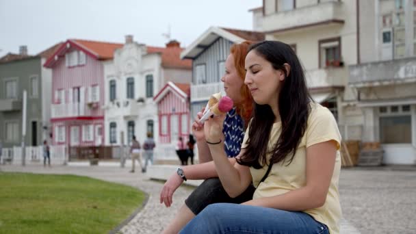 Τρώγοντας Παγωτό Στις Καλοκαιρινές Διακοπές Στην Πορτογαλία Ταξιδιωτικά Πλάνα — Αρχείο Βίντεο