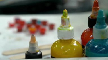 Dövme stüdyosunda renkli mürekkep şişeleri