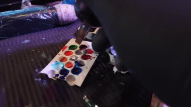 Dövme stüdyosunda mürekkep paleti. İşyerinde dövmeci.