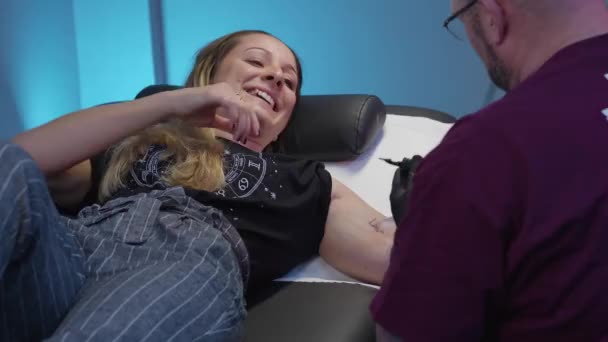 Tattooer Στη Δουλειά Αντλεί Λέξεις Στο Δέρμα Για Ένα Τατουάζ — Αρχείο Βίντεο